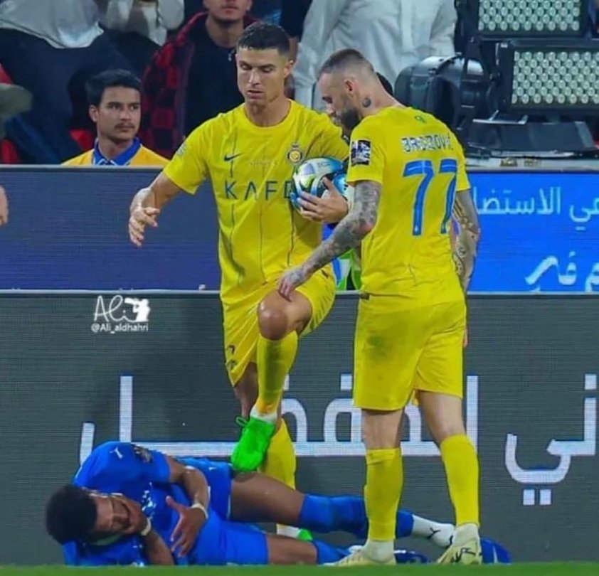 Panoramic video and images of Ronaldo receiving a red card: Mockery and discontent 6