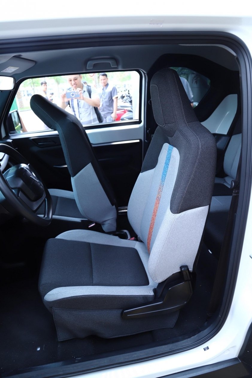 VinFast VF 3 'caused a fever' in the online community with actual photos of the spacious rear seats 4