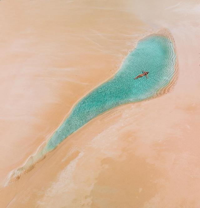 The most `weird` sea in the world, only 1 person can bathe at a time but customers are still lining up 1